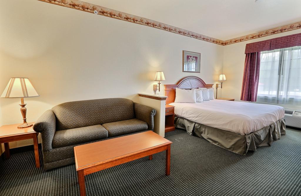 Quality Inn & Suites - Glen Rose Room photo